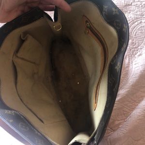 Louis Vuitton Bags - Louis Vuitton tote (it’s real) Louis Vuitton Bags - Louis Vuitton tote (it’s real)